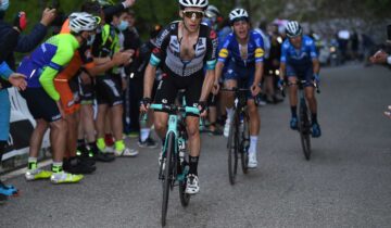 Giro d’Italia: Yates attacca, Bernal non molla