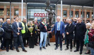 Inaugurata a Firenze la statua di Gino Bartali