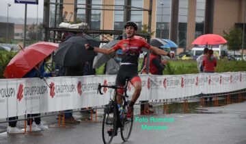 Allungo vincente di Pinzauti nel Memorial Adriano Chiti