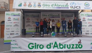 La presentazione delle squadre a Notaresco alza il sipario sul Giro d’Abruzzo Juniores 2024