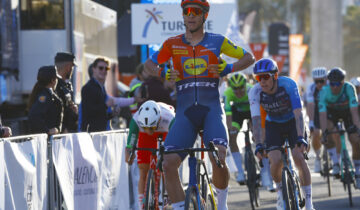 Jonathan Milan vince l’ultima tappa della Vuelta Valenciana 2025