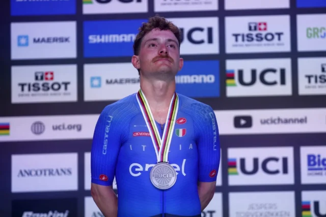 SUPER SIMOOOOO 🥈🌈

@simoneconsonni si mette al collo la medaglia d’argento nell'Omnium ai Mondiali di #Ballerup2024

📸 @sprintcycling 

#nazionaleciclismo🇮🇹