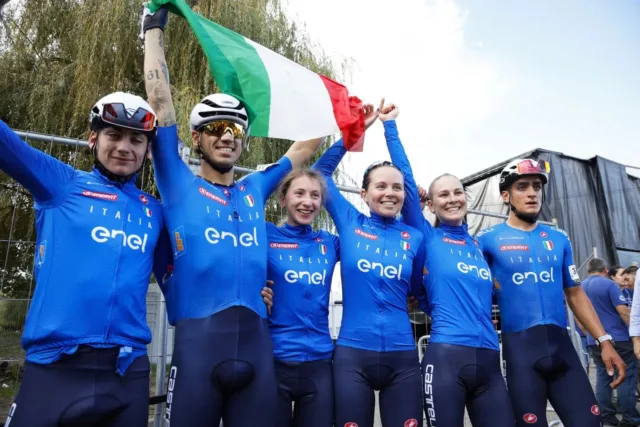 E con questa 🥇... SIAMO A 100 🇮🇹

Con la vittoria del Team Relay azzurro agli #EuroCross24 di Pontevedra il ciclismo italiano raggiunge la medaglia numero 1️⃣0️⃣0️⃣ del 2024 e, per il terzo anno consecutivo, la tripla cifra ✨️

📸 @sprintcycling

#nazionaleciclismo🇮🇹