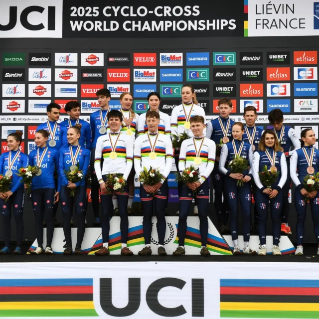 🥈🇮🇹 ARGENTO MONDIALE PER L’ITALIA! 🇮🇹🥈Che squadra! Gli azzurri del ciclocross brillano nel Team Relay ai Mondiali di Liévin, conquistando uno splendido secondo posto! 💙🚴‍♂️💨🔥 Complimenti a Mattia Agostinacchio, Gioele Bertolini, Giorgia Pellizotti, Lucia Bramati, Sara Casasola e Stefano Viezzi, che con grinta e determinazione ci portano sul podio! 🟢⚪🔴#Lievin2025 #nazionaleciclismo🇮🇹📸 UCI