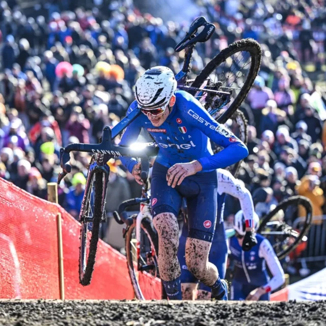 🇮🇹🚴‍♂️ La seconda giornata dei Mondiali ciclocross di #Lievin2025 ci regala emozioni e conferme! 🌟@_stefanoviezzi_ è protagonista con un 4° posto tra gli U23 che vale una medaglia, @_saracasasola si distingue con il 6° posto tra le Elite e @giorgiapellizotti firma una splendida rimonta chiudendo nella top ten juniores! 💥📸 Sprint Cycling#nazionaleciclismo🇮🇹